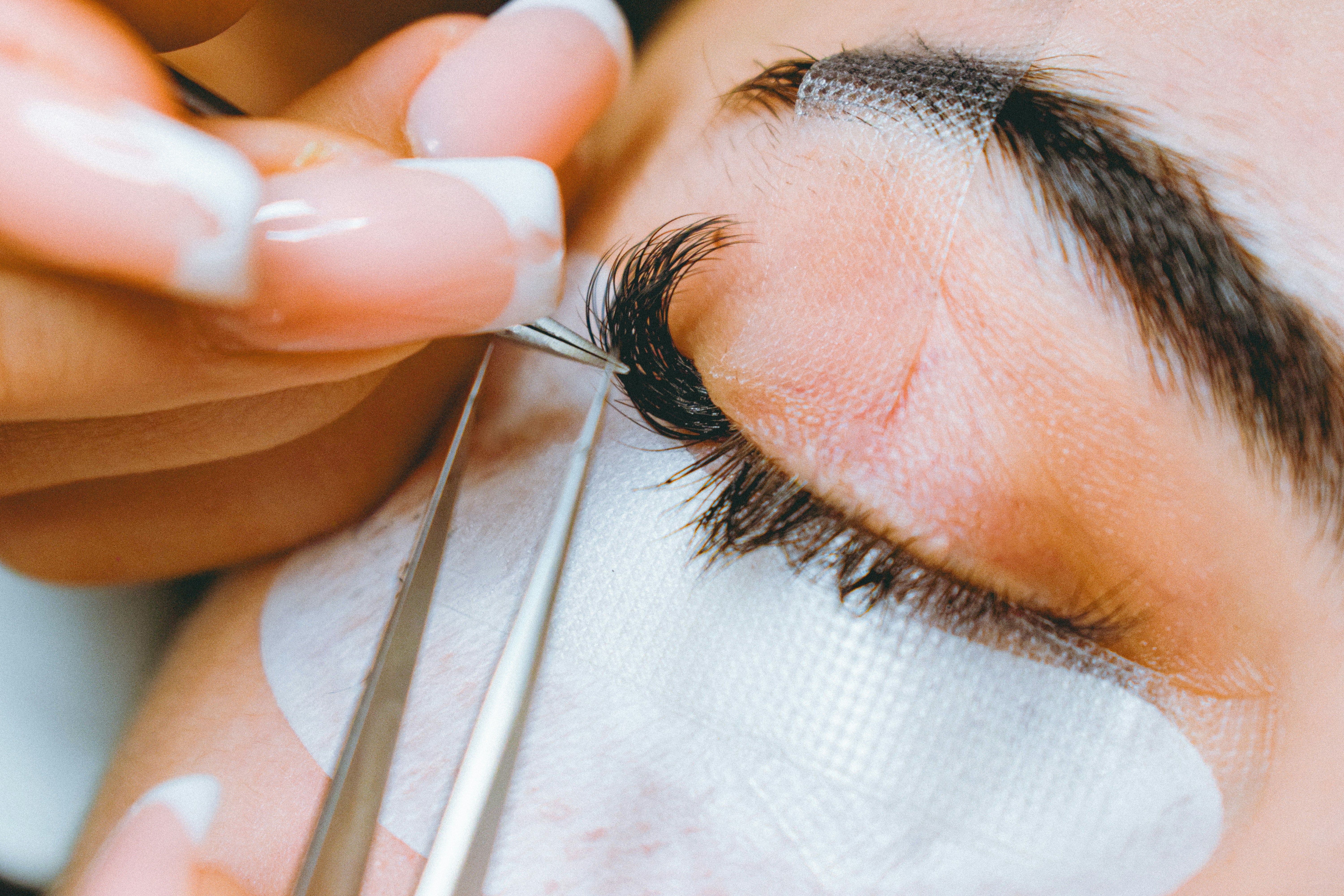 How Long Do Eyelash Extensions Last?